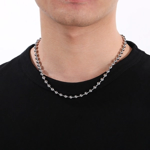 Collier chaîne à billes classique en acier inoxydable argenté porté par un mannequin
