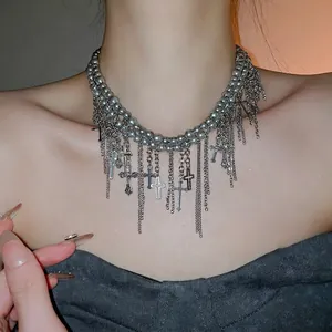 Lagige silberne Perlenkette im Gothic-Punk-Stil mit Kristallkreuzen und Quasten-Anhängern