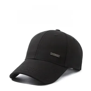 Dettaglio cappellino da baseball nero con placca in metallo Narason rettangolare