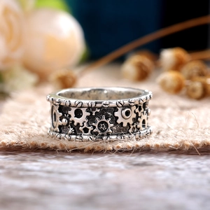 Steampunk Zahnradring für Paare in Vintage Silber mit mechanischen Reliefdetails
