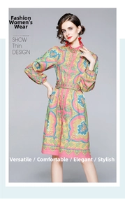 Dettaglio dell'abito paisley rosa con scollo rotondo e cintura coordinata