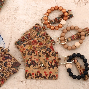 Tarjeteros de corcho con estampados coloridos, pulseras de silicona y borlas elegantes