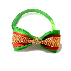 Détail d'un nœud papillon de Noël pour animaux en rouge et vert avec ruban doré pailleté