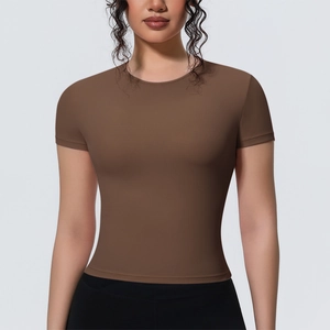 Détail du t-shirt de yoga marron moka cintré montrant le tissu respirant et les coutures