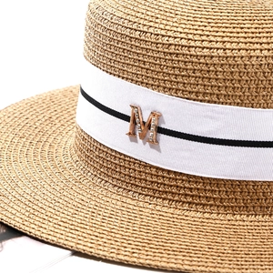 Chapeau de paille à bord plat avec ruban blanc et logo M étincelant orné de strass