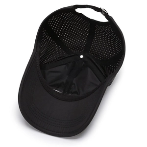 Atmungsaktive schwarze Baseballkappe mit Mesh-Belüftung und verstellbarer Schnalle
