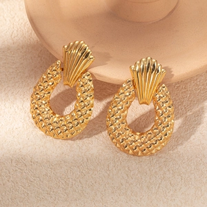 Boucles d'oreilles pendantes vintage dorées avec texture matelassée sur céramique