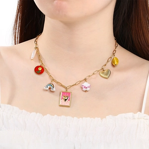 Collier doré multi-éléments avec breloques arc-en-ciel, cœur, tulipe et perles pour femme