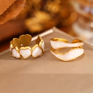 Minimalist 2-piece geometric gold-plated heart ring set with white enamel oil drip finish
