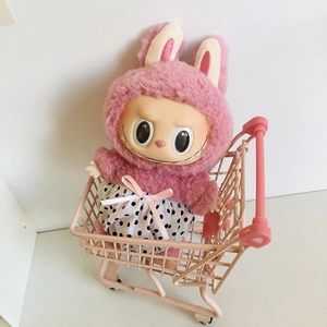 Rosa Plüsch-Hasenoutfit für 17cm Labubu-Puppe in einem rosa Mini-Einkaufswagen