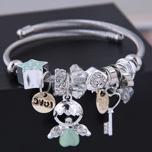Bracciale a perle d'argento con ciondoli angelo, cuore verde e stella su scatola