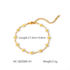 Détail à plat d'un bracelet marguerite doré avec fermoir mousqueton réglable et infos