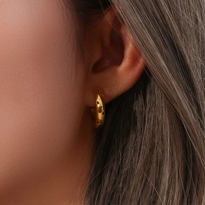Eleganti orecchini a cerchio dorati da donna con zirconi verdi scintillanti a stella
