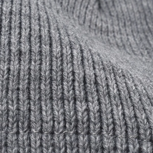 Bonnet en tricot gris épais pour l'hiver avec texture côtelée et protection thermique