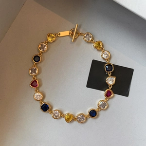 Détail du bracelet plaqué or 18K avec zircons colorés en forme de cœur et fermoir en T