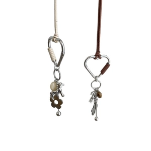 Collier minimaliste en cordon de coton avec fermoir cœur et pendentifs chiot et fleur
