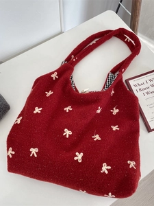 Sac fourre-tout en peluche rouge avec nœud brodé et doublure vichy sur fond blanc