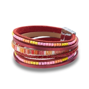 Vue détaillée d'un bracelet multicouche en cuir tressé avec perles et fermoir magnétique
