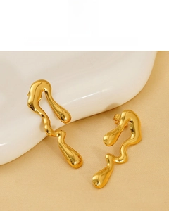 Detail of 18K gold plated liquid metal earrings with irregular geometric waterdrop design