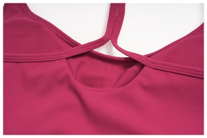Détail du haut de yoga rouge rose avec dos croisé et finitions de couture plates