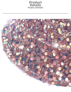 Dettaglio macro di paillettes tonde iridescenti cucite su cappello bucket rosa bruno