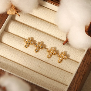 Cross earrings in 18k gold plated stainless steel with pearls and diamonds in a wooden box
