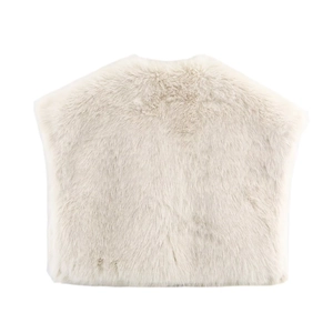Vista trasera de un chaleco de piel sintética en blanco crema, textura suave, moda de invierno