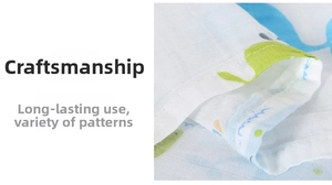 Nahaufnahme der Baby-Mullwindel mit Baumwoll-Gaze-Textur und Dino-Aufdruck