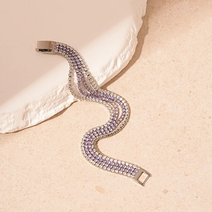 Détail d'un bracelet tennis à quatre rangées de zircons violets et griffes en argent