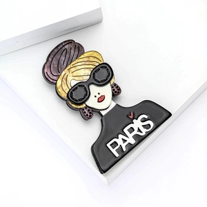 Chique acryl Paris girl speld met zonnebril en paars haar op een witte display