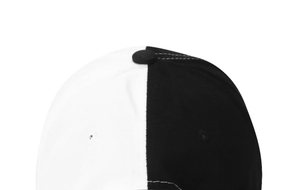 Dettaglio del cappello bicolore con vista del bottone superiore e della cucitura