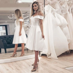 Robe de mariée courte en satin blanc à épaules dénudées avec coupe trapèze