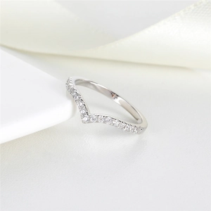 Elegant silver V-shaped S925 sterling silver ring with sparkling simulated diamonds