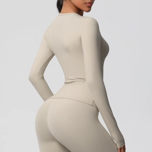 Haut de sport ajusté à manches longues en tissu brossé beige doux et ergonomique