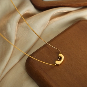 Collier élégant à maille serpent dorée avec un pendentif poli minimaliste en forme de U