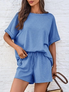 Detail eines hellblauen Lounge-Sets mit umgeschlagenen Ärmeln und Kordelzug an den Shorts