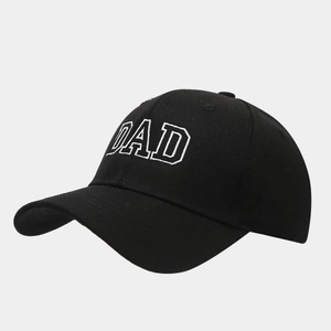 Detalle del bordado DAD en gorra de béisbol de algodón negro con visera curva