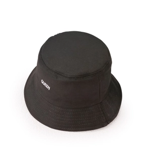 Détail du chapeau bob noir avec broderie QUEEN blanche et bord surpiqué renforcé