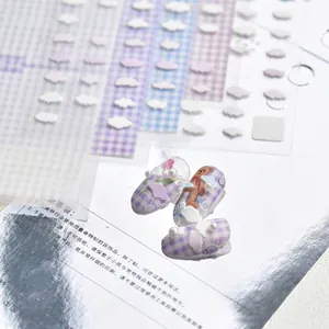 Adesivi per unghie 5D a rilievo con motivi a griglia colorati e disegni di nuvole