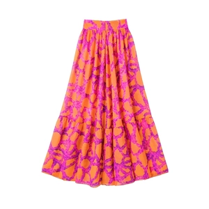 Détail de jupe longue à taille haute à volants avec imprimé floral abstrait orange et violet