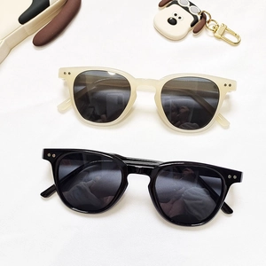 Kids trendy square frame sunglasses in beige and black colors for outdoor fashion
