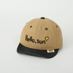 Broderie détaillée du motif Hello Sun sur la casquette bicolore en coton pour bébé