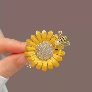Elegant enamel daisy flower brooch with a gold bee and sparkling zircon crystals