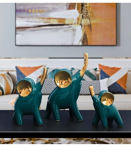 Detalle de las estatuas de elefantes de cerámica verde oscuro con toques dorados