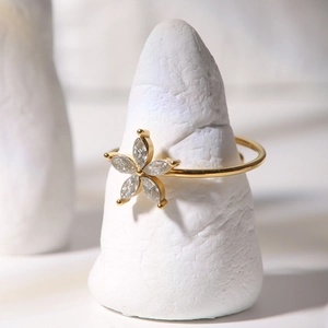 Anello a fiore vintage francese placcato oro 18k con zirconi su espositore bianco