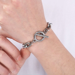 Bracciale a catena industriale in acciaio al titanio con chiusura OT a teschio al polso