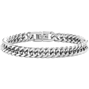 Détail macro du bracelet à mailles cubaines en acier 316L avec fermoir gravé poli