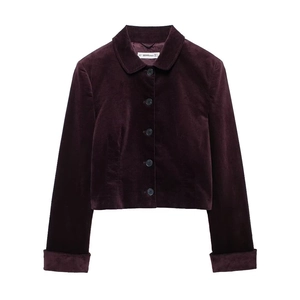 Détails de la veste courte en velours violet foncé avec fermeture à boutons et poignets