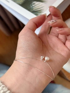 Detail of s925 silver double layer snake chain bracelet with natural freshwater pearl