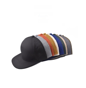 Pila di cappelli da baseball colorati con fori traspiranti tagliati al laser in vari colori